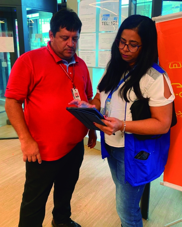 O diretor de Sa&uacute;de do Sindicato, Edelson Figueiredo (D), acompanhou a fiscaliza&ccedil;&atilde;o de agentes do Procon-RJ em unidades do Ita&uacute;, Bradesco e Santander, no bairro da Tijuca. A campanha do Sindicato tamb&eacute;m foi realizada em Copacabana e novas bairros ser&atilde;o visitados