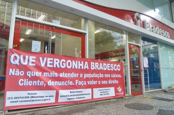 O Sindicato tem feito seguidas denúncias contra o fechamento de agências, demissões, que pioram o atendimento à população, e a exploração do Bradesco contra seus funcionários