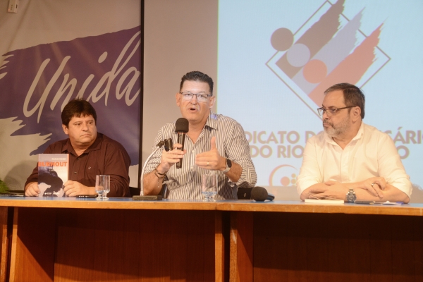 O psic&oacute;lgo Rui Carlos Stockinger (entre Edelson Figueiredo e Jos&eacute; Ferreira) numa palestra promovida pelo Sindicao do Rio em abril deste ano sobre a S&iacute;ndrome de Burnout na categoria banc&aacute;ria: preocupa&ccedil;&atilde;o com o crescimento das doen&ccedil;as da mente