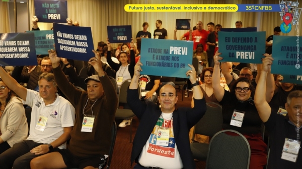 Manifestação dos participantes do 35º CNFBB em defesa da Previ. Foto cedida pela Contraf-CUT. 