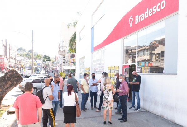 CHEGA DE EXPLORAÇÃO - Dirigentes sindicais dialogam com bancários e clientes na paralisação da agência do Bradesco na Estrada do Cacuia, na Ilha do Governador. A categoria protesta contra as demissões e a pressão por metas