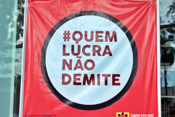 Mesmo com estimativa de lucro maior,  Bradesco demite e barra clientes