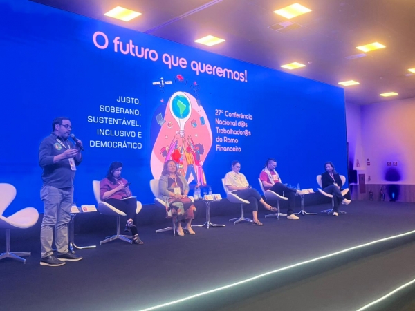 O presidente do Sindicato do Rio José Ferreira (de pé à esquerda)durante os debates da 27ª Conferência Nacional dos Bancários 