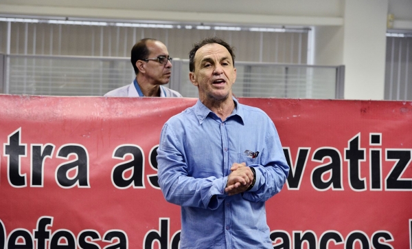 Paulo Matileti, vice-presidente do Sindicato, disse que o projeto de privatização do governo ameaça o emprego dos bancários e o papel social da Caixa