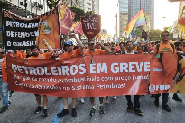 Durante o ato e a passeata, os petroleiros protestaram contra a decisão do TST que criminaliza o movimento e atenta contra o direito de greve