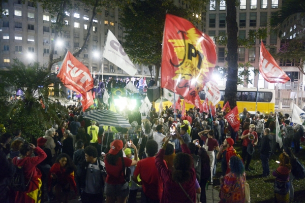 Manifestação em frente ao Consulado dos Estados Unidos (ao fundo), no Rio de Janeiro, protesta contra o tarifaço de Trump sobre produtos brasileiros. Foto: Nando Neves.
