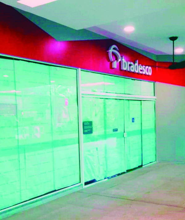 O Bradesco gastou na nova agência do shopping Fashion Mall, em São Conrado R$1,5 milhão e deve pagar de multa rescisória do aluguel R$1,4 milhão. Apesar da fortuna gasta, um ano depois, estranhamente o banco anuncia o fechamento da unidade