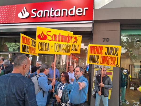 Sindicato do Rio em mais um protesto no Santander contra as demissões, fechamento de agências e terceirizações