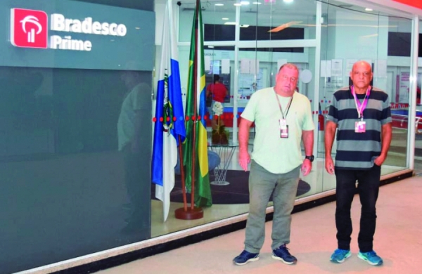 : INJUSTIFICÁVEL - Os diretores do Sindicato Sérgio Menezes (E) e Arlensen Tadeu na agência do shopping Fashion Mall, em São Conrado: dirigentes sindicais denunciam que o Bradesco esperou apenas um ano para anunciar o fechamento da nova agência que custou R$1,5 milhão ao banco