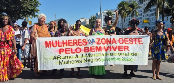 Jô Araújo, diretora do Sindicato dos Bancários do Rio (de vestido verde), participou da 11ª Marcha das Mulheres Negras, em Copacabana