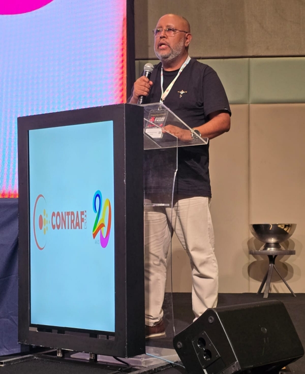 Almir Aguiar, secret&aacute;rio de Combate ao Racismo da Contraf-CUT, leu a mo&ccedil;&atilde;o no 7⁰ Congresso da Contraf-CUT 