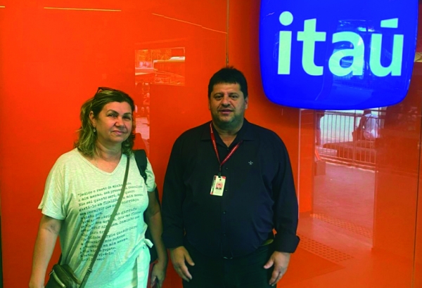 A diretora do Sindicato, Maria Izabel  e o diretor Edelson Figueiredo,  durante visita a agências. 