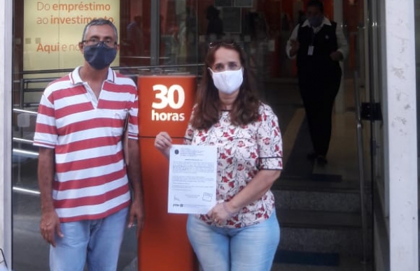 Cláudia Ferreira Montenegro aliviada com sua reintegração, comemorou a decisão judicial ao lado do diretor do Sindicato Renato Higino