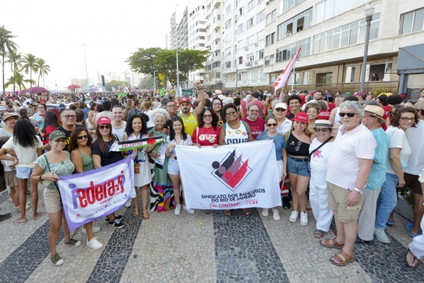 ESTAMOS NA LUTA – Dirigentes do Sindicato dos Bancários do Rio de Janeiro na manifestação realizada no domingo (21), na orla de Copacabana, que reuniu quase 50 mil pessoas