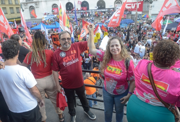 UNIDADE NA LUTA - José Ferreira e Kátia Branco, reeleitos para a gestão dos Bancários do Rio de Janeiro na gestão 2025-2029 durante a atividade do 1º de Maio deste ano. Movimento sindical tem grandes desafios na defesa da categoria, da classe trabalhadora e da democracia 