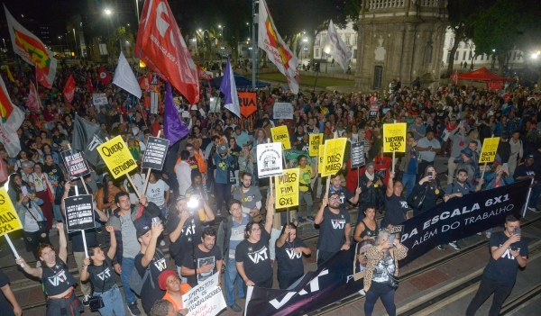 O POVO NAS RUAS - A aprova&ccedil;&atilde;o da isen&ccedil;&atilde;o do IR para quem ganha at&eacute; R$ 5 mil mensais ocorreu ap&oacute;s mobiliza&ccedil;&atilde;o dos trabalhadores no ano passado. A redu&ccedil;&atilde;o da jornada de trabalho tamb&eacute;m depender&aacute; de press&atilde;o popular para avan&ccedil;ar no Congresso Nacional.  