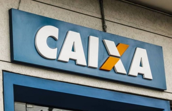 Apesar de sucateada pelo governo, Caixa lucra R$ 7,5 bi e atende à população