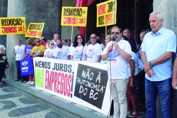 Protesto em frente ao prédio do Banco Central. A mobilização contra os juros altos vai continuar 