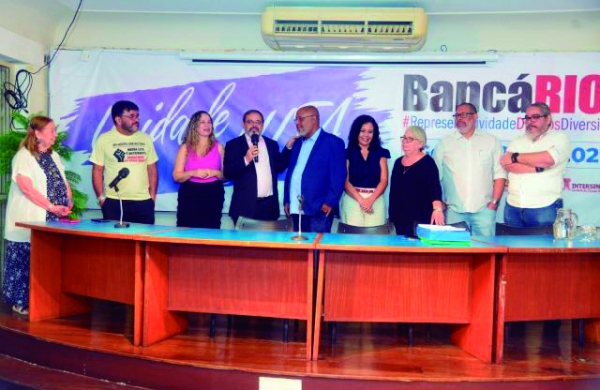 José Ferreira, tendo à sua esquerda a vice, Kátia Branco (E), falou dos desafios  do movimento sindical e da categoria para os próximos anos. Abaixo,  a foto oficial dos integrantes da nova diretoria eleita