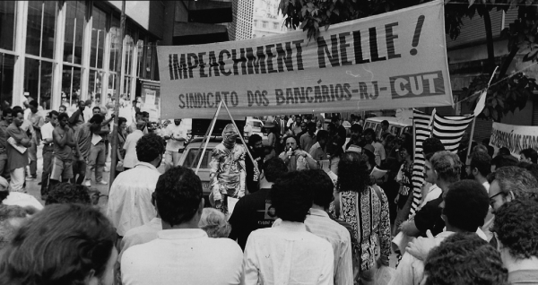 1992: primeira Convenção Coletiva de Trabalho (ainda sem os bancos públicos) unifica os direitos dos bancários em todo o país. No mesmo ano categoria participa do movimento Fora Collor que impôs o impeachment do ex-presidente.
