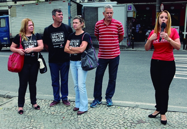 A diretora do Sindicato Maria Izabel a do meio, de preto) disse que o procedimento do Itaú expõe e coloca em risco a vida dos bancários