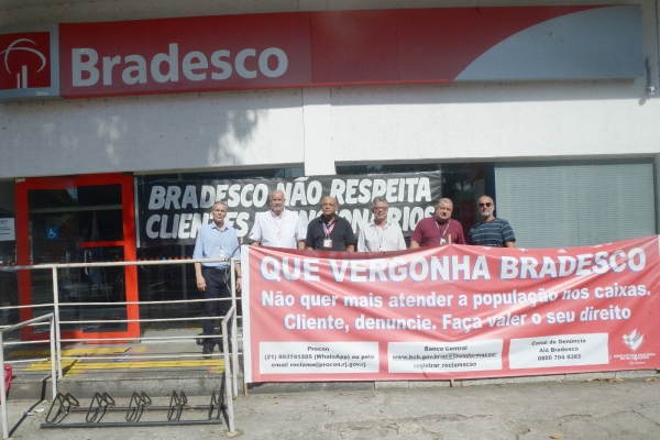 Dirigentes sindicais protestaram contra o fechamento da agência da Praça Jauru, na Taquara. Manifestações contra demissões e adoecimento de bancários vão continuar