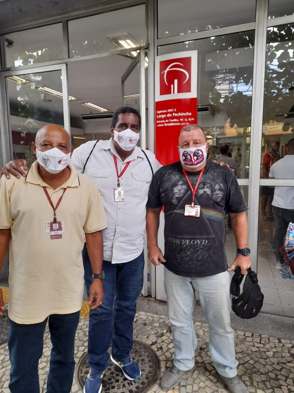 Os diretores do Sindicato Arlensen Tadeu (E) e Sérgio Menezes (D) foram apurar denúncias no Bradesco, em Jacarepaguá, acompanhados do funcionário do Sindicato, Luís Cláudio, o &quot;Cocoroca&quot;