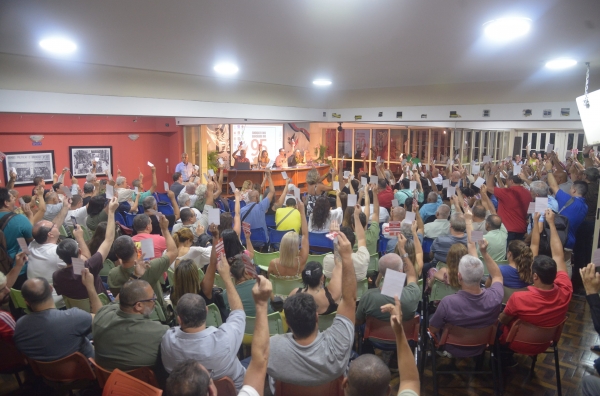 Assembleia, que lotou o auditório do Sindicato, aprovou regimento interno do processo de eleição da nova diretoria da entidade. Foto: Nando Neves.