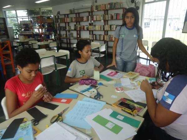 COVARDIA SEM LIMITE- Alunos na biblioteca de um CIEP, no Rio. O gosto pela leitura tem que começar cedo. Mas o Governo Bolsonaro vai tornar o acesso à cultura ainda mais difícil para os pobres, taxando livros em 12%,produto até então isento de impostos