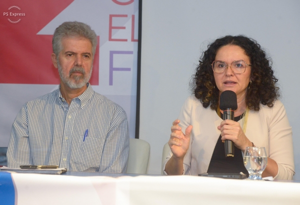 A presidenta da Contraf-CUT Juvandia Moreira destacou a importância da participação da classe trabalhadora em temas como tecnologia e emprego, juros e justiça tributária 