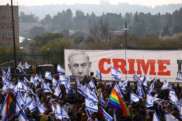 A ação militar de Israel em Gaza faz o primeiro ministro Netanyahu ganhar tempo em relação aos protestos populares contra o seu governo, acusado de corrupção e autoritarismo