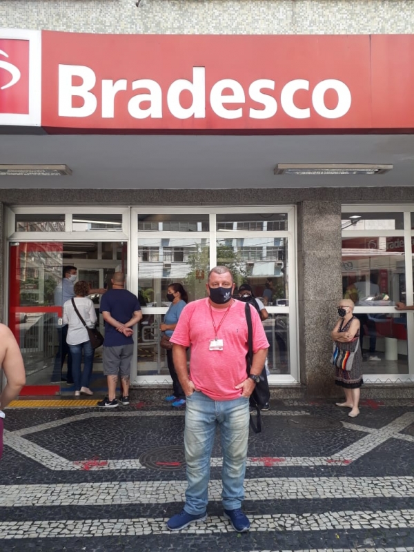 Sérgio Menezes na agência (2755) da Conde de Bonfim, na Tijuca.  O Sindicato continua em campanha permanente para proteger a saúde e a vida dos bancários