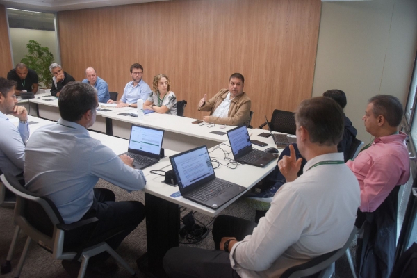 Alexandre Batista (à direita) durante negociação com o BNDES sobre a jornada de trabalho. Representantes dos trabalhadores consideraram a reunião positiva.