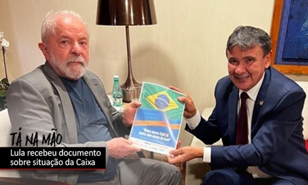 O senador eleito Wellington Dias (PT-PI) entrega ao presidente Lula, que assume o governo em Janeiro, o documento do movimento sindical bancário em defesa do fortalecimento da Caixa para a retomada do desenvolvimento econômico e social do Brasil
