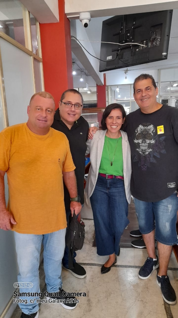 O diretor do Sindicato, Sérgio Menezes, o bancário Jorge Basile, reintegrado em outra ação, a advogada Manuela Martins e o bancário Davi Brasílio  