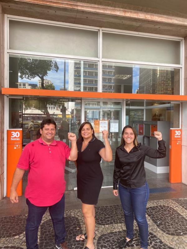 A bancária do Itaú Lígia Souza da Silva, comemorou a sua reintegração  ao lado do diretor da Saúde do Sindicato, Edelson Figueiredo e da advogada Natália Miranda, responsável pelo pedido de tutela de urgência