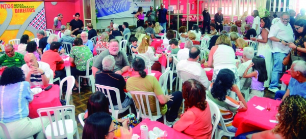 Aposentados fazem a festa no audit&oacute;rio do Sindicato.  No almo&ccedil;o dan&ccedil;ante foi servida a suculenta e tradicional feijoada
