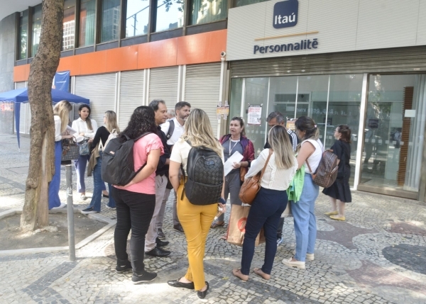 Manifestações contra demissões, sobrecarga de trabalho e fechamento de agências no Itaú