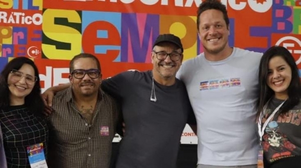 O jornalista Paulo Flores (ao centro) com a equipe de Comunicação da Contraf-CUT. 