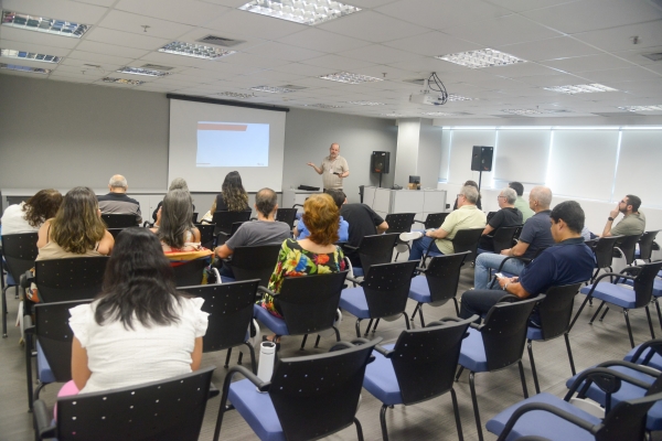 DIALOGANDO COM A BASE - O diretor do Sindicato e representante da CEE (Comissão Executiva dos Empregados), Rogério Campanate realizou no prédio do Passeio Corporate, no Centro do Rio, a primeira reunião com os empregados sobre o Saúde Caixa 