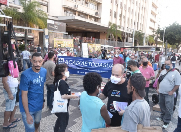 No ato da Central do Brasil, empregados dialogam com a sociedade sobre a importância de lutar em defesa da CEF pública