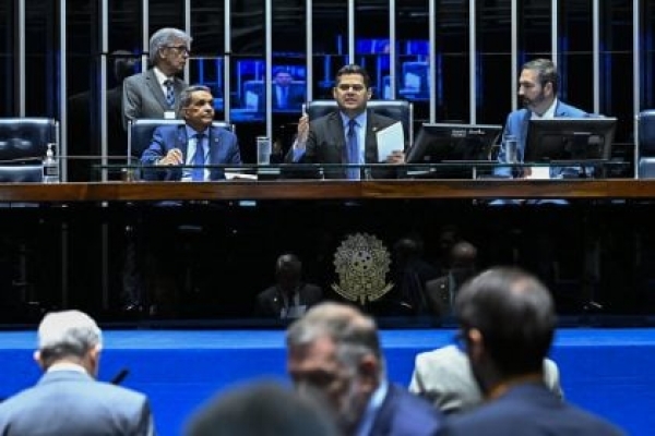 O Senado aprovou por unanimidade, o Projeto que isenta do Imposto de Renda trabalhadores que recebem até R$5 mil por mês