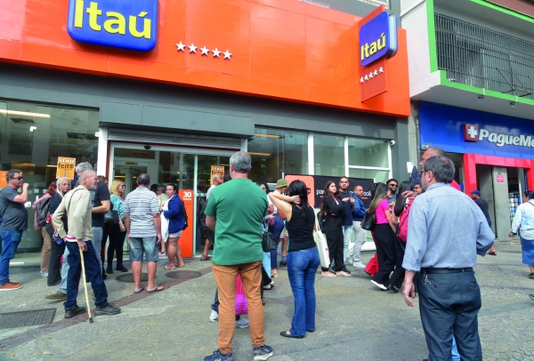 Os protestos dos bancários vão continuar no Bradesco, Itaú e Santander em defesa dos  empregos da categoria e do direito dos consumidores ao atendimento presencial
