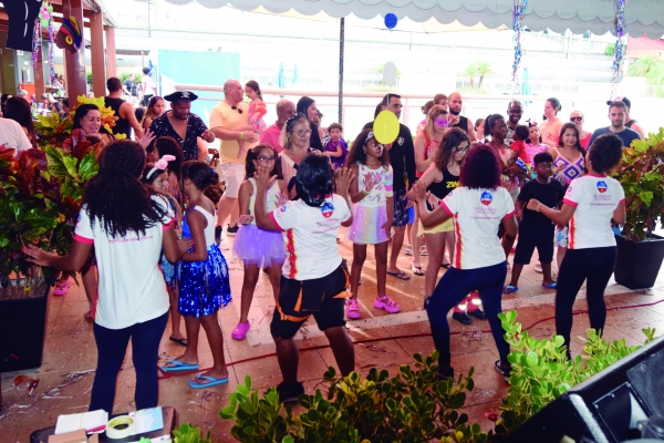 As crianças participaram de desfile à fantasia e baile infantil