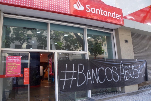 Diretor do Sindicato, Marcos Vicente: “Mesmo com a escalada expressiva nos resultados o Santander segue com o fechamento de agências, de postos de trabalho e com a prática da precarização da relação do trabalho através de fraudes na terceirização”. 