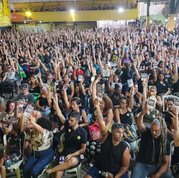 Pelo menos dois mil servidores da Educação do Município do Rio participaram da assembleia que aprovou greve por tempo indeterminado 