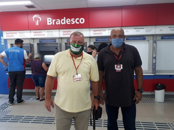 SINTICATO EM AÇÃO Sérgio Menezes e Arlensen Tadeu percorrem agências do Bradesco para conferir denúncias de aglomerações e casos de Covid-19 a fim de defender a saúde e a vida dos bancários