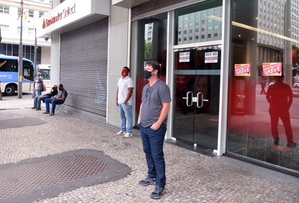 O diretor do Sindicato Marcos Vicente durante paralisação no Santander contra as demissões nos bancos privados