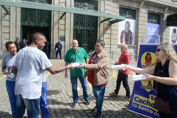 Na foto de Nando Neves, o Dia da Luta no Rio de Janeiro, que teve a 'cachorrada do banco', com a distribuição de cachorro-quente. Mobilização nacional foi vital para a conquista na mesa de negociação.