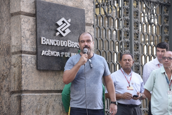 O diretor do Sindicato José Henrique criticou o projeto privatista do ministro da Economia Paulo Guedes e disse que a categoria precisa estar unida e mobilizada para defender os bancos públicos 
